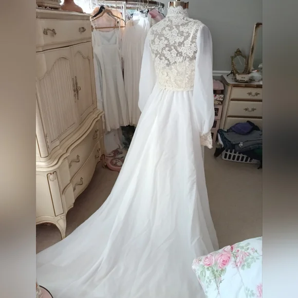 GORGEOUS 1990S "BIANCHI" CRISP WHITE CHIFFON WEDDING GOWN W/ LACE JACKET & VEIL! - Picture 13 of 16